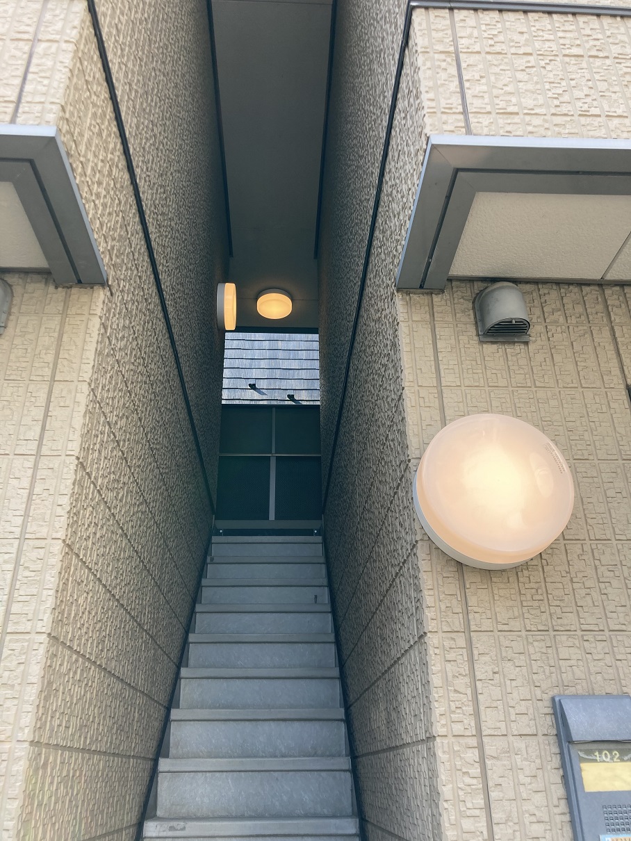 某アパート様　共用部階段の防湿型シーリングライトのLED化改修