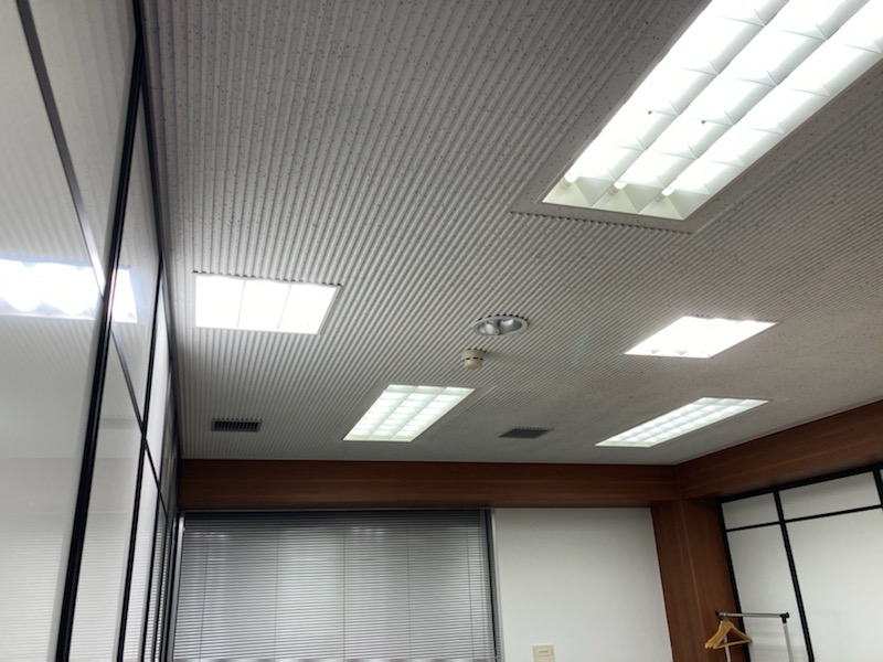 専門施設　本社ビル内天井照明を一部LED化