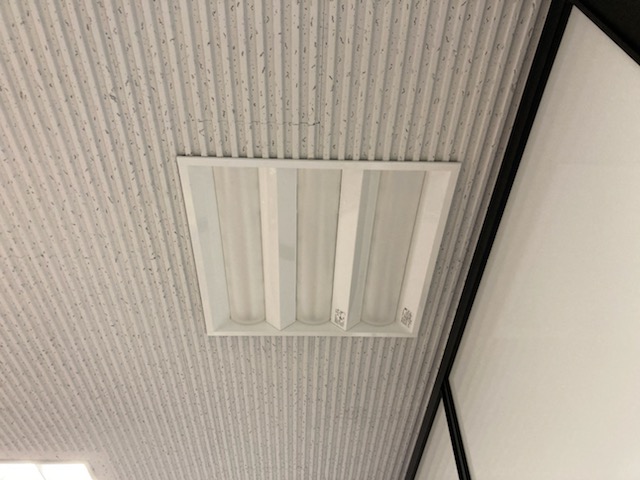 専門施設　本社ビル内天井照明を一部LED化