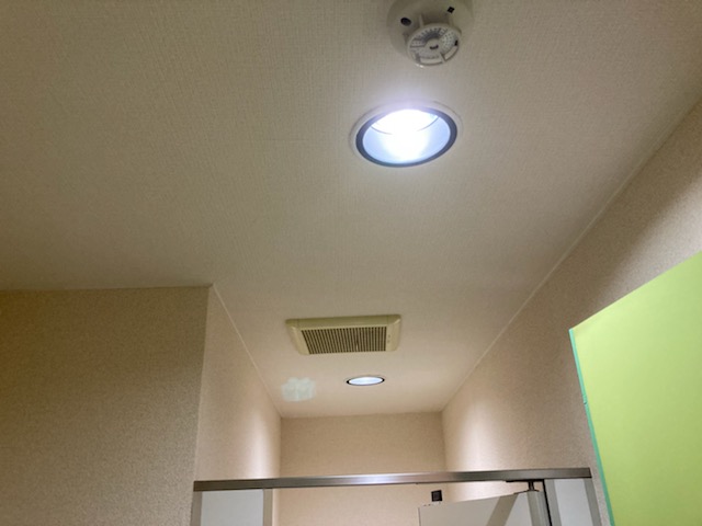 プルミエ麹町ビル様　共用部の電球型蛍光灯をLEDダウンライトに交換