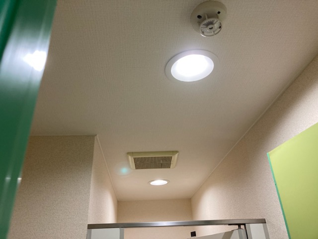 プルミエ麹町ビル様　共用部の電球型蛍光灯をLEDダウンライトに交換